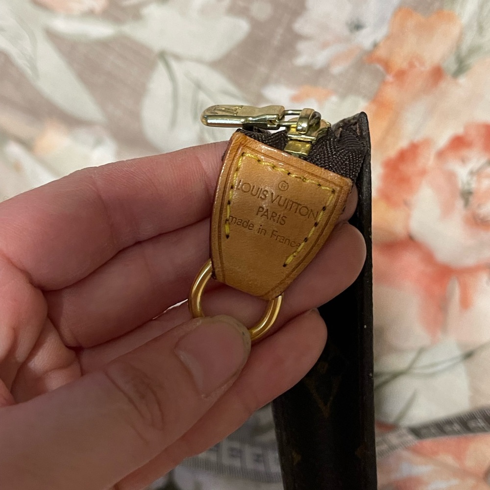 Louis Vuitton - Picture 2 of 5